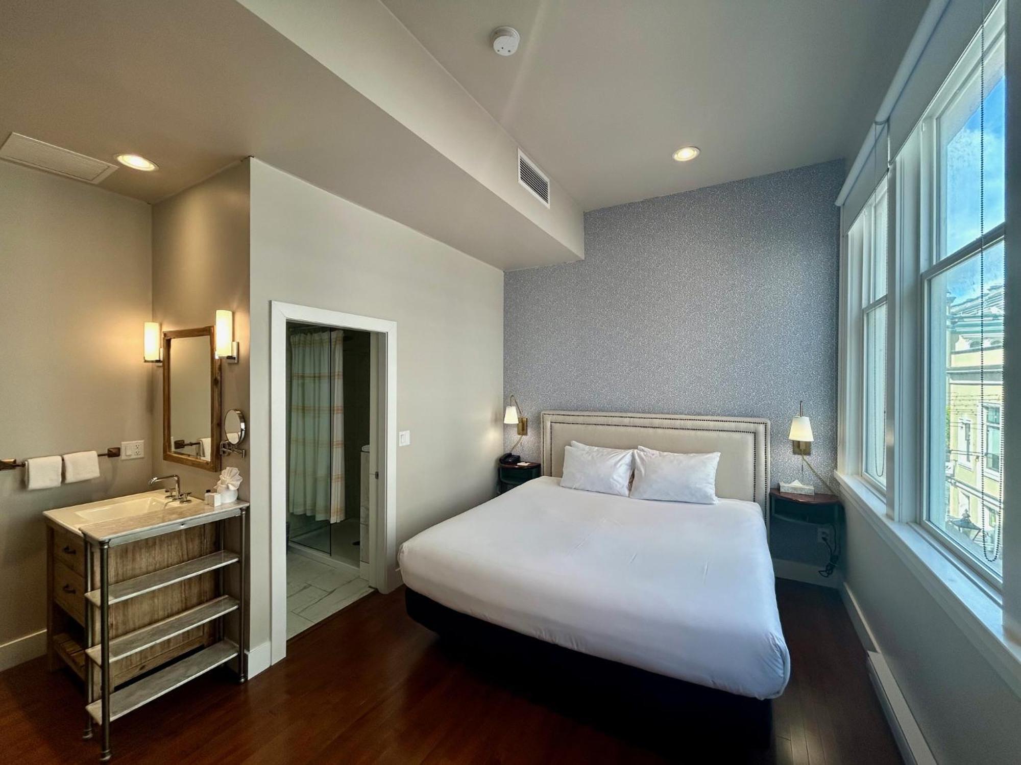 ויקטוריה The Bedford Regency Hotel מראה חיצוני תמונה